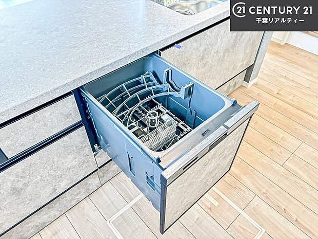 食洗機付きのキッチンです!忙しい時や手荒れ防止として大変活躍する便利な仕様です!ビルトインなのでキッチンの場所を取らず調理スペースを広く使うことが出来ます!