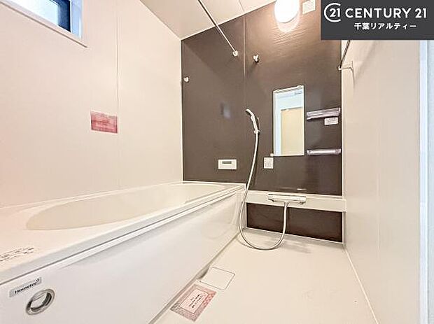 落ち着きある大人の雰囲気のバスルームは、味が出ていてバスタイムが充実!お仕事頑張っているご褒美にお好みの匂いの入浴剤を入れて、楽しんでみてはいかがでしょうか?