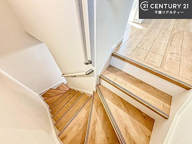 階段は明るく手摺りもついています。お子様やご年配の方も安心してご利用頂けますね。