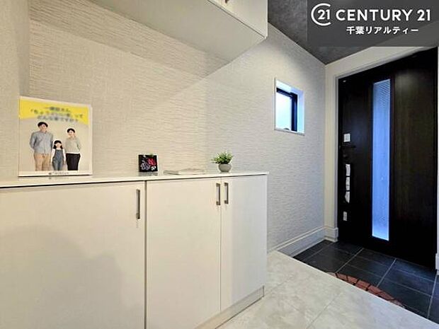 シューズボックス付きなので、玄関が片付きお掃除がしやすいです!スッキリした玄関で戸を開けた瞬間、清潔感のある心地いい空間が出迎えてくれます。