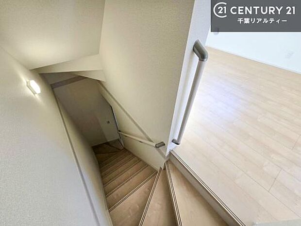 階段は明るく手摺りもついています。お子様やご年配の方も安心してご利用頂けますね。