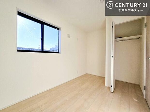 明るい室内は、風通しも良く、明るく大変居心地の良い空間となっております。リラックスして過ごせる心地の良いお部屋です!