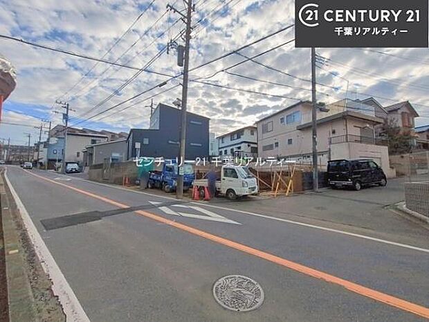 前面道路は8m×4m!車庫入れが苦手な方も安心ですね。