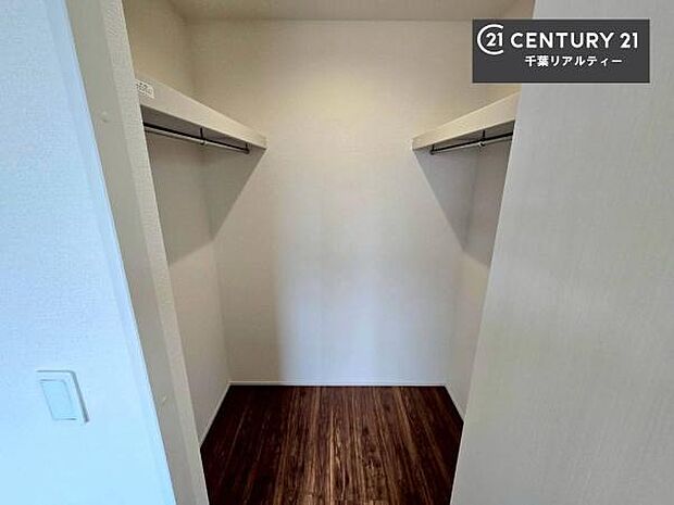 ウォークインクローゼット付きです。たくさんのお洋服などを収納しておけそうですね!他にも扇風機や加湿器など季節物の大きな家電も収納できます。