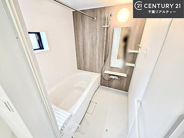 落ち着きある大人の雰囲気のバスルームは、味が出ていてバスタイムが充実!お仕事頑張っているご褒美にお好みの匂いの入浴剤を入れて、楽しんでみてはいかがでしょうか?