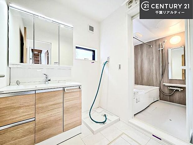 小窓付きの明るい洗面室です!湿気もすぐに入れ替えができて清潔に保つことができます!自然光が差し込むのでお化粧の仕上がりも良くなりますね!