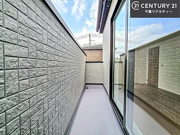 陽当たり良好なバルコニーです!晴れた日には青い空を見渡せる開放的な時間を楽しめます。