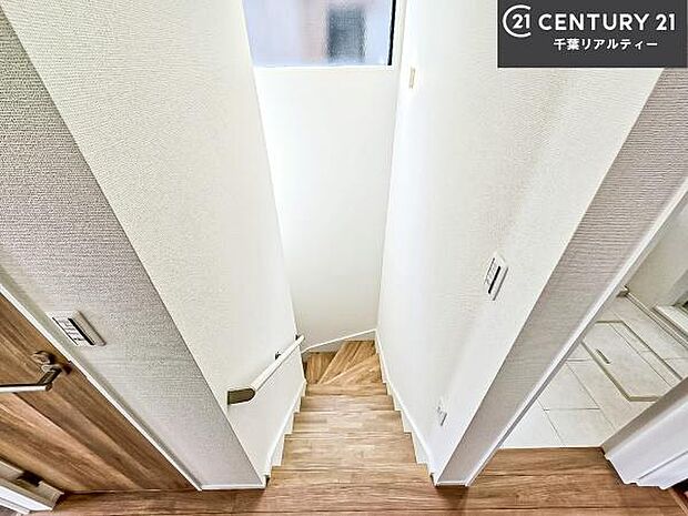 階段は明るく手摺りもついています!お子様やご年配の方も安心してご利用頂けますね!