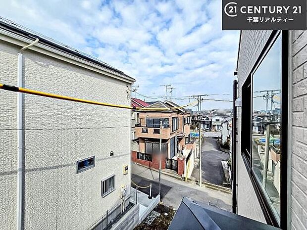 落ち着きある住宅街です!周囲には高い建物がなく、空が広く開放感があり、陽当たりを大きく遮られることもありません!気持ちの良い風が通り抜ける街並みです!