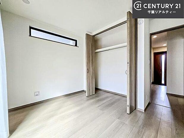 優しい光が差し込む洋室は、朝の目覚めも気持ちが良さそうですね。おうち時間もゆったりと過ごすことができます。優しい色合いのフローリングがどんな家具にもマッチします！