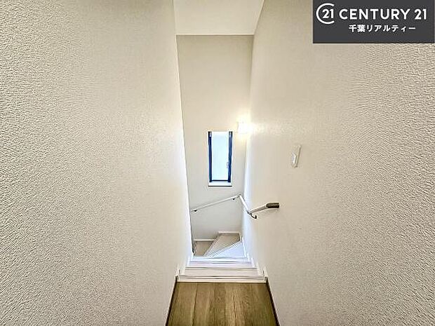 階段は明るく手摺りもついています!お子様やご年配の方も安心してご利用頂けますね!