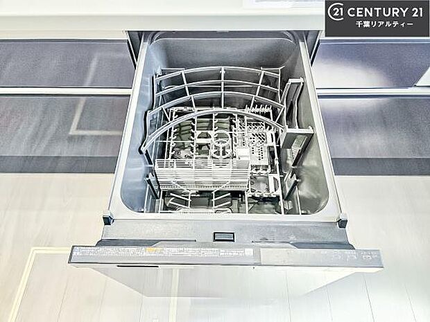 食洗機付き!忙しい時や冬場は手荒れ防止として大活躍します!ビルトイン仕様なので、場所も取らず調理スペースも広く使えて手際よく作業が出来ます!