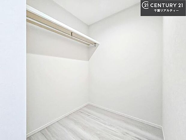 ウォークインクローゼット付きです。たくさんのお洋服などを収納しておけそうですね!他にも扇風機や加湿器など季節物の大きな家電も収納できます。