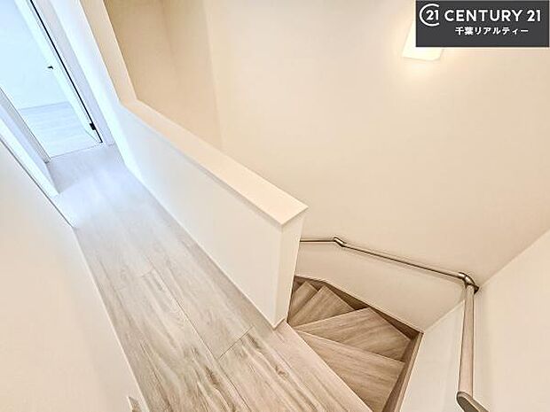 階段は明るく手摺りもついています。お子様やご年配の方も安心してご利用頂けますね。