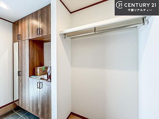 シューズインクローク付きです!シューズだけでなくベビーカーや折り畳み自転車、アウトドア用品もスッキリと片付けられます!