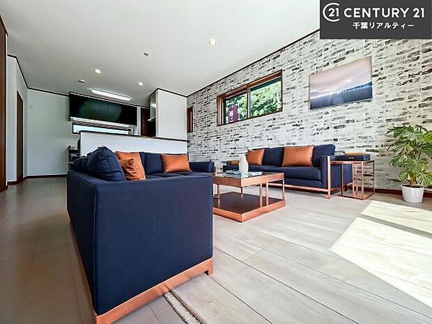 家具はCGパースです。心地良いリビングは家族が自然と集まります。家族団欒の時間が増えそうです。ご家族と、より一層充実した時間を過ごせそうですね。明るく開放的な空間です。