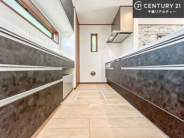 カップボード付きのキッチンです。キッチンは何かとガチャガチャしがちです。電子レンジや炊飯器も置けますし、たくさんの食器は棚に収納が可能です。