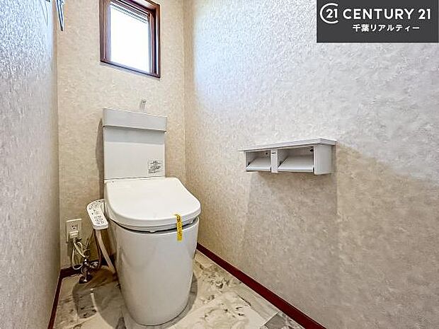 1・2階にトイレがございます!朝の忙しい時間帯も待たずにすみそうですね。白を基調とした清潔感のあるトイレでお手入れがしやすいです!