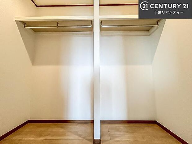 ウォークインクローゼット付きです。たくさんのお洋服などを収納しておけそうですね!他にも扇風機や加湿器など季節物の大きな家電も収納できます。