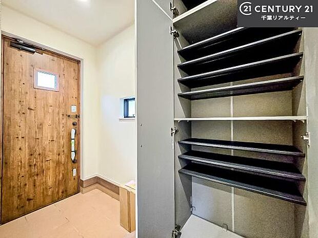 シューズボックス付きなので、玄関が片付きお掃除がしやすいです!スッキリした玄関で戸を開けた瞬間、清潔感のある心地いい空間が出迎えてくれます。