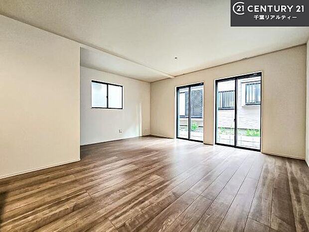 開放感のある広々LDK!ソファーやダイニングテーブルを置いても窮屈にならないので快適に過ごせます!コミュニケーションが取りやすいリビングです!