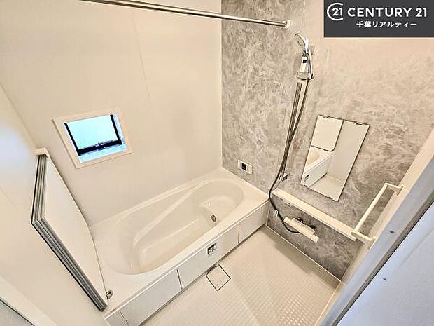 落ち着きある大人の雰囲気のバスルームは、味が出ていてバスタイムが充実!お仕事頑張っているご褒美にお好みの匂いの入浴剤を入れて、楽しんでみてはいかがでしょうか?