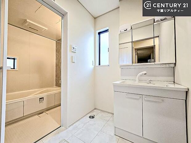 三面鏡仕様の洗面所は、身だしなみがしやすい造り!裏は収納になっています。ドライヤーやお化粧道具を片付けられるので洗面台周りをスッキリと見せることが出来ます!