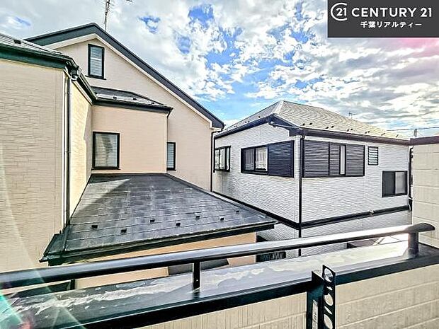 落ち着きある住宅街です!周囲には高い建物がなく、空が広く開放感があり、陽当たりを大きく遮られることもありません!気持ちの良い風が通り抜ける街並みです!