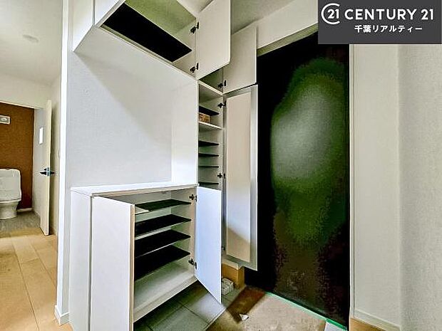 シューズボックス付きなので、玄関が片付きお掃除がしやすいです!スッキリした玄関で戸を開けた瞬間、清潔感のある心地いい空間が出迎えてくれます。