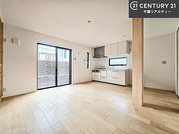 開放感のある広々LDK！ソファーやダイニングテーブルを置いても窮屈にならないので快適に過ごせます！コミュニケーションが取りやすいリビングです！