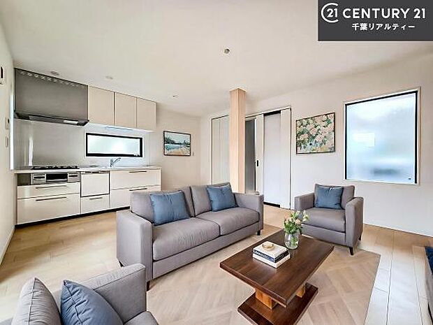 家具はCGパースです。大切な家族が集まるからこそLDKにはこだわりたい。子供たちが元気に笑いながら走り回っている姿を見た時が「広い家にして良かった」と思う瞬間です。