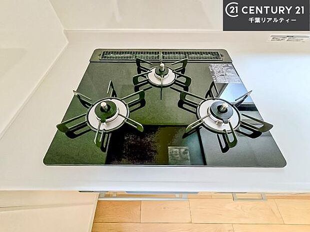 コンロは三口あるのでお料理の同時進行ができます。もちろんグリル付きです。調理スペースも広々している為作業がしやすい!使い勝手が良いシステムキッチンです!