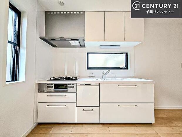 ゆとりある調理スペースで作業がしやすい快適なキッチンです!お子様と一緒にお菓子造りも楽しめる広々スペースです。楽しい調理時間になりそうですね!