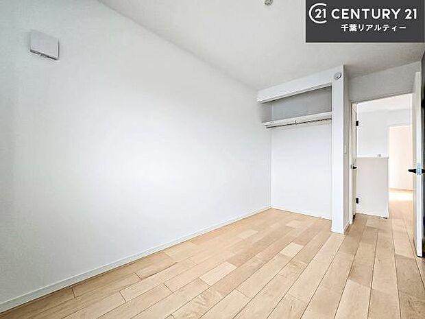 優しい光が差し込む洋室は、朝の目覚めも気持ちが良さそうですね。おうち時間もゆったりと過ごすことができます。優しい色合いのフローリングがどんな家具にもマッチします!