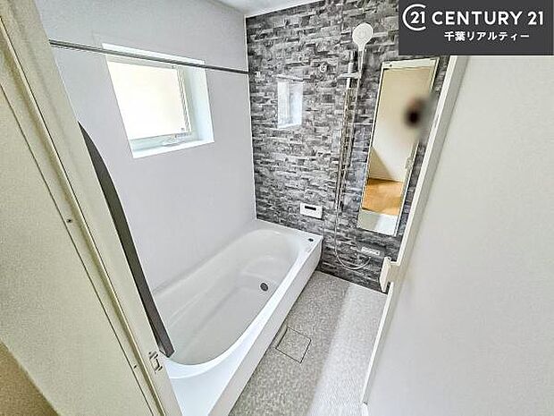 落ち着きある大人の雰囲気のバスルームは、味が出ていてバスタイムが充実!お仕事頑張っているご褒美にお好みの匂いの入浴剤を入れて、楽しんでみてはいかがでしょうか?