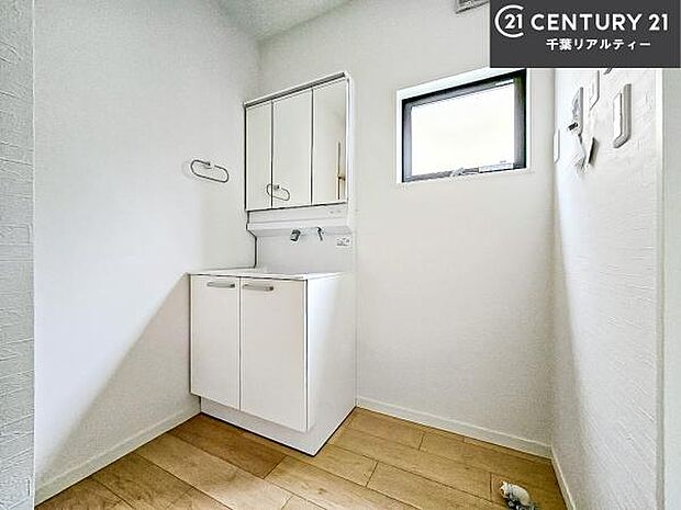 小窓付きの明るい洗面室です！湿気もすぐに入れ替えができて清潔に保つことができます！自然光が差し込むのでお化粧の仕上がりも良くなりますね！