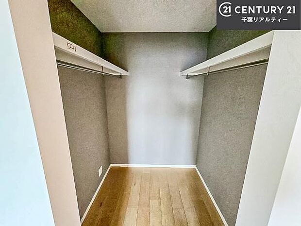 ウォークインクローゼット付きです。たくさんのお洋服などを収納しておけそうですね！他にも扇風機や加湿器など季節物の大きな家電も収納できます！