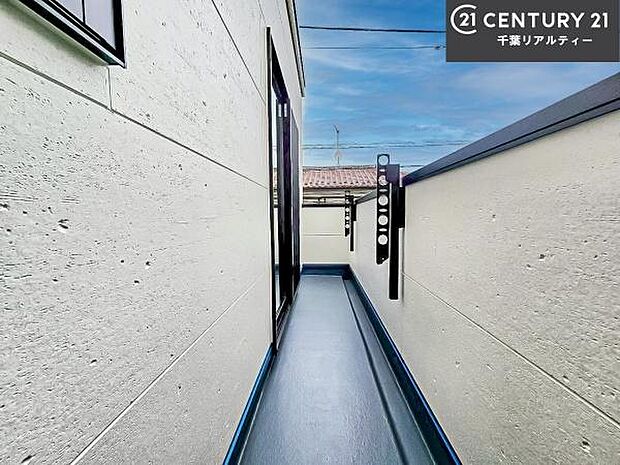 陽当たりの良いバルコニーで、お洗濯物もよく乾きそうですね！お天気の良い日にはバルコニーへ出てリフレッシュするのも気持ちよさそうです。