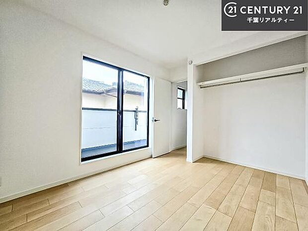 バルコニーに面したお部屋なので明るく開放的です!