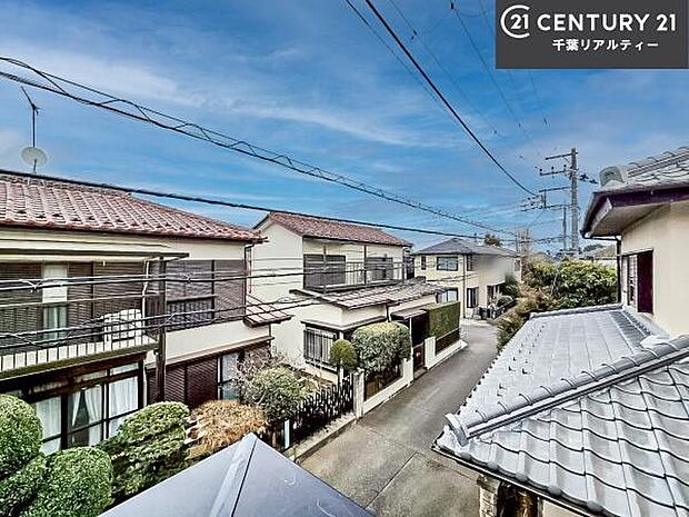 落ち着きある住宅街です!周囲には高い建物がなく、空が広く開放感があり、陽当たりを大きく遮られることもありません!気持ちの良い風が通り抜ける街並みです!