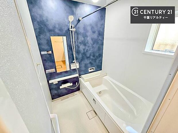 落ち着きある大人の雰囲気のバスルームは、味が出ていてバスタイムが充実!お仕事頑張っているご褒美にお好みの匂いの入浴剤を入れて、楽しんでみてはいかがでしょうか?