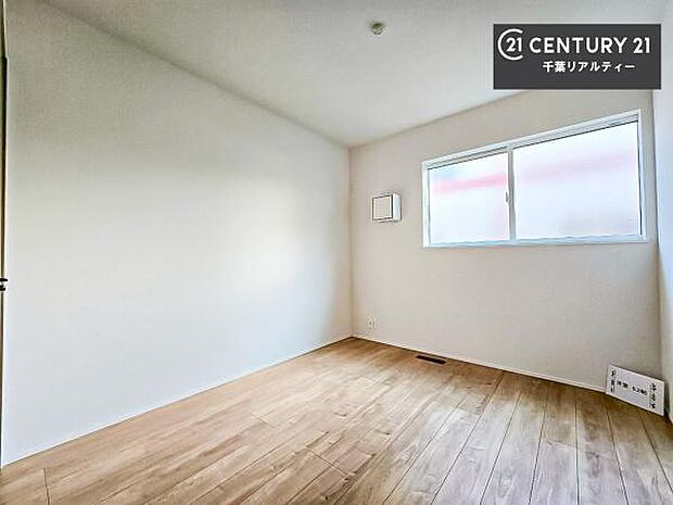 陽がたっぷりと差し込む四つ窓仕様!明るく温もり感じる居心地よい空間でプライベート時間が充実!