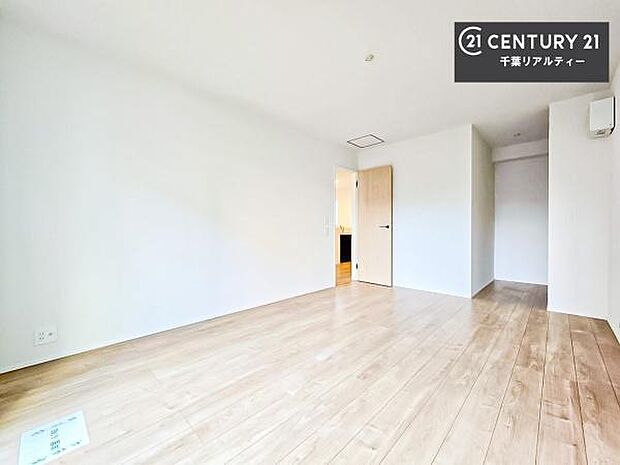 シンプルにデザインされているため、家具を選びません!お気に入りの家具を置いてくつろげる空間を作ることができます。