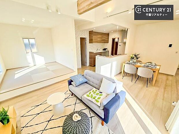 大きな窓からたっぷりの陽ざしが入る明るいリビング。開放感のあるリビングで家族団らんのくつろぎの時間を過ごせます!