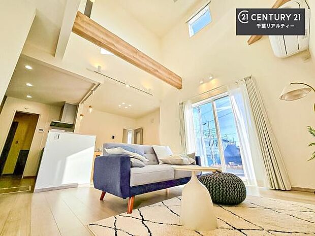 大きな窓からたっぷりの陽ざしが入る明るいリビング。開放感のあるリビングで家族団らんのくつろぎの時間を過ごせます!