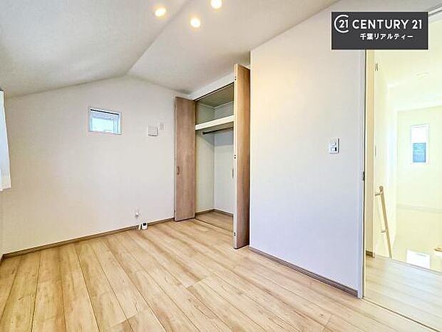 収納スペースを完備しており、衣類やおもちゃ、学用品などをすっきり整理できます。お部屋を広く使えるため、快適で整った住空間を実現します。