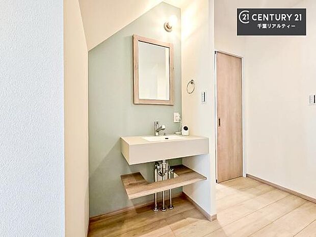 身なりを整える洗面所は、清潔感が大事です!水周りの清潔感のある雰囲気を演出!気持ちよくお使いいただけます。