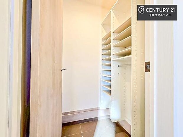 玄関には、土間収納付き!シューズインクロークの役割を果たす玄関周りがすっきりと片付き扉を開けた瞬間心地よい空間を演出することができます!