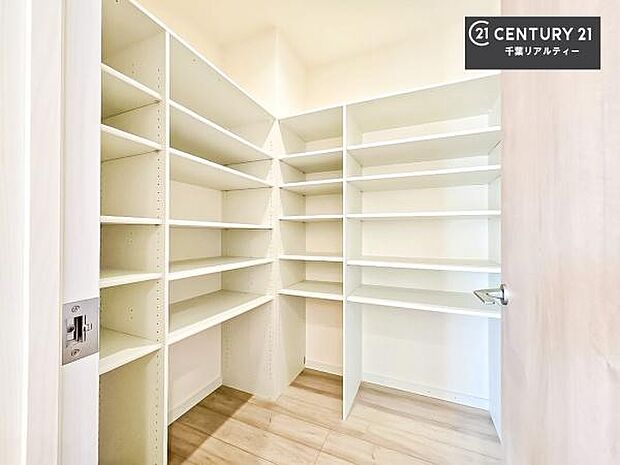 パントリー付き!お米や飲料水、食材のストックもスッキリ整頓することができます!是非現地でお確かめください。