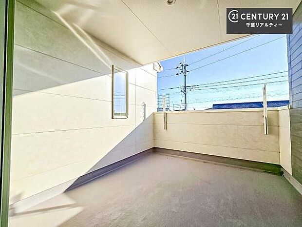 陽当たり良好なバルコニーです!晴れた日には青い空を見渡せる開放的な時間を楽しめます。